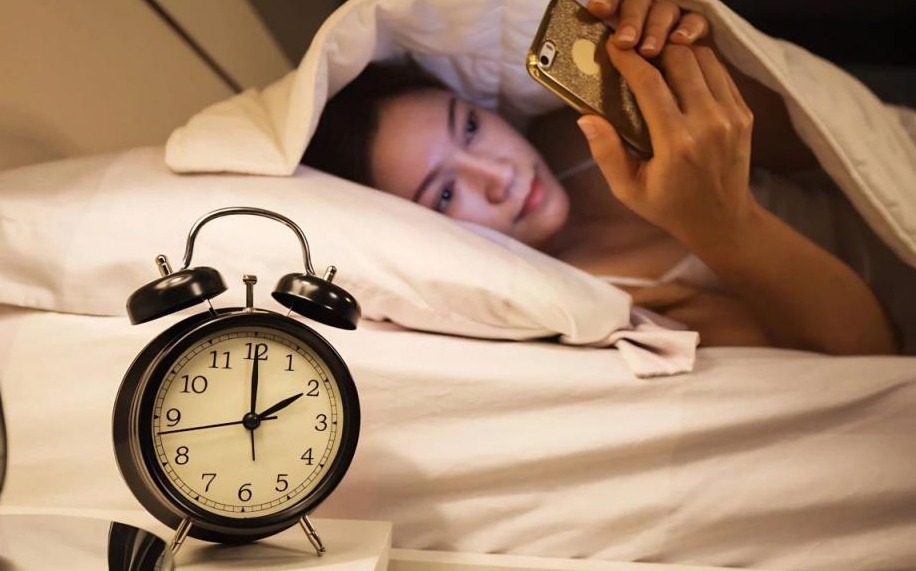 你手中的手機是影響睡眠的“兇手”？