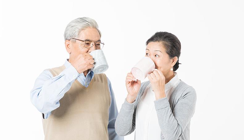 老人飲還原水